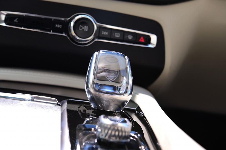 Детали интерьера Volvo XC90 B5 Inscription 2019 года  (UK) (фото 7 из 40)